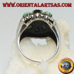 Bague en argent avec hémisphère entourée d'un cercle d'émeraudes et de saphirs naturels ovales sertis de marcassite