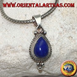 Pendentif en argent avec un cabochon en lapis-lazuli entouré d'entrelacs et trois boules en dessous