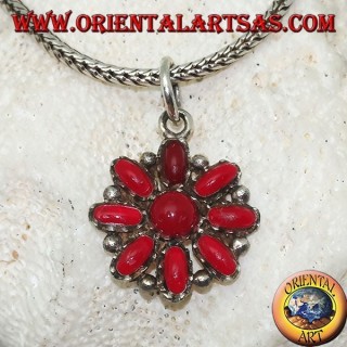 Pendentif en argent avec une fleur octogonale de coraux ovales et une ronde au centre