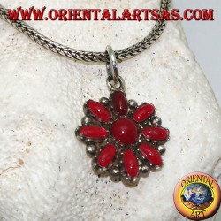 Colgante de plata con una flor octogonal de corales ovales y una redonda en el centro.