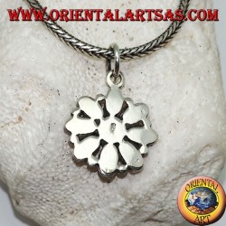 Silberanhänger mit einer achteckigen Blume aus ovalen Korallen und einer runden in der Mitte