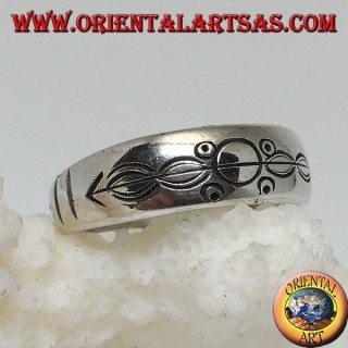 Bague en argent avec anneau gravé de cercles et ovales empalés par une flèche