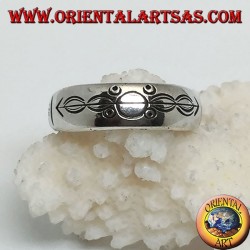 Anillo de plata con círculos grabados en anillo y óvalos empalados por una flecha