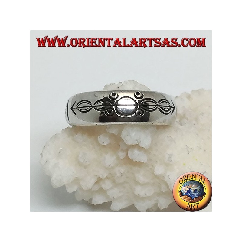 Anello in argento a fedina con incisi cerchi e ovali infilzati da una freccia