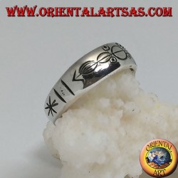 Anillo de plata con círculos grabados en anillo y óvalos empalados por una flecha