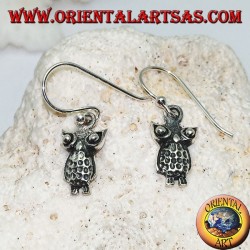 Pendientes colgantes de plata con búho de pie y ojos saltones