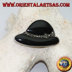"Cloche" hat shaped silver brooch in onyx and marcasite