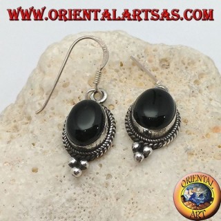 Orecchini in argento pendenti con onice ovale cabochon contornata da intreccio e tre palline sotto
