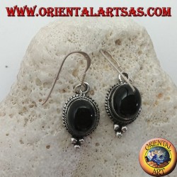 Silberne Ohrringe mit ovalem Onyx-Cabochon, umgeben von Verflechtungen und drei Kugeln darunter