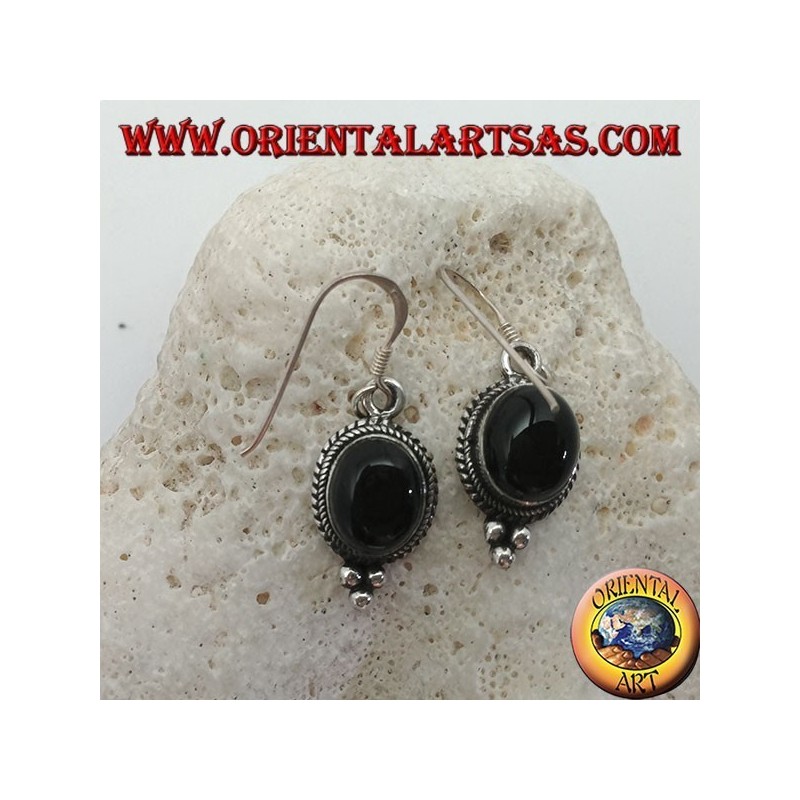 Boucles d'oreilles pendantes en argent avec cabochon ovale en onyx entourées d'entrelacs et trois boules en dessous