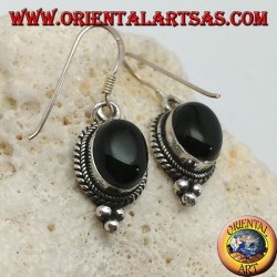 Silberne Ohrringe mit ovalem Onyx-Cabochon, umgeben von Verflechtungen und drei Kugeln darunter