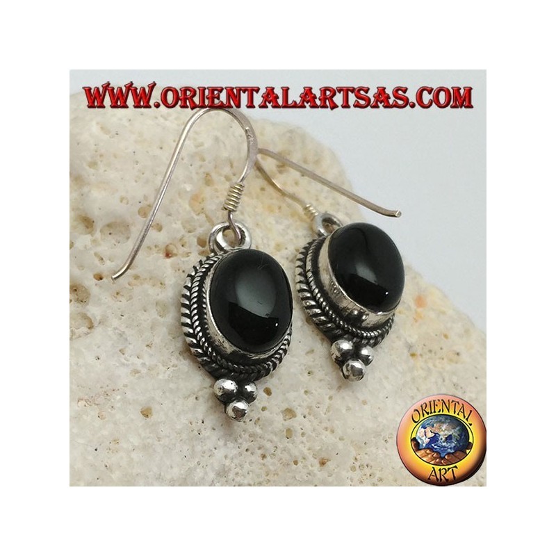 Silberne Ohrringe mit ovalem Onyx-Cabochon, umgeben von Verflechtungen und drei Kugeln darunter
