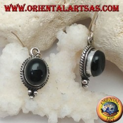 Boucles d'oreilles pendantes en argent avec cabochon ovale en onyx entourées d'entrelacs et trois boules en dessous