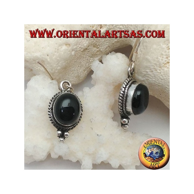 Orecchini in argento pendenti con onice ovale cabochon contornata da intreccio e tre palline sotto