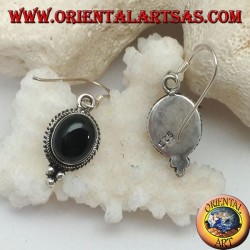 Silberne Ohrringe mit ovalem Onyx-Cabochon, umgeben von Verflechtungen und drei Kugeln darunter