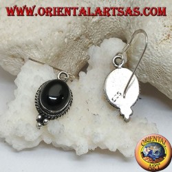 Pendientes de plata con cabujón de ónice ovalado rodeado de entrelazados y tres bolas debajo.