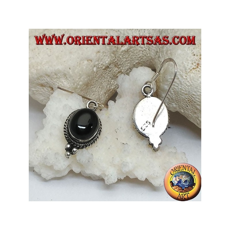 Orecchini in argento pendenti con onice ovale cabochon contornata da intreccio e tre palline sotto