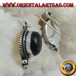 Boucles d'oreilles pendantes en argent avec cabochon ovale en onyx entourées d'entrelacs et trois boules en dessous