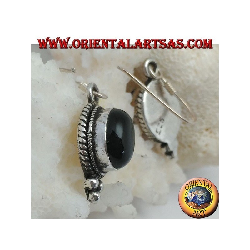 Pendientes de plata con cabujón de ónice ovalado rodeado de entrelazados y tres bolas debajo.
