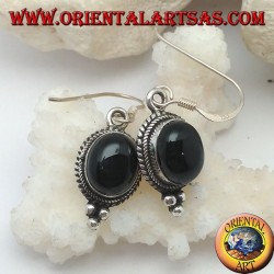 Pendientes de plata con cabujón de ónice ovalado rodeado de entrelazados y tres bolas debajo.