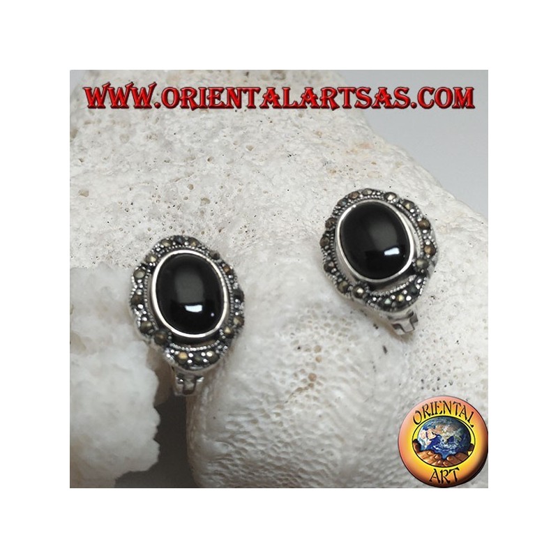 Silberne Ohrringe mit ovalem Onyx, umgeben von Markasit und Hebelverschluss