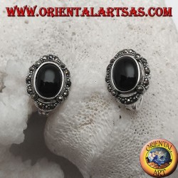 Silberne Ohrringe mit ovalem Onyx, umgeben von Markasit und Hebelverschluss