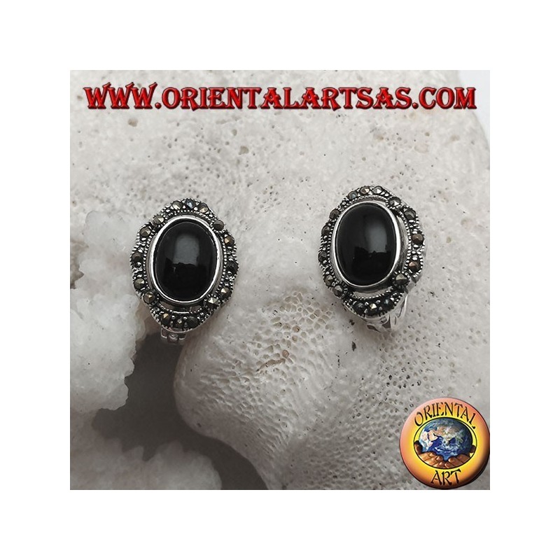Boucles d'oreilles lobe en argent avec onyx ovale entouré de marcassite et fermeture à levier