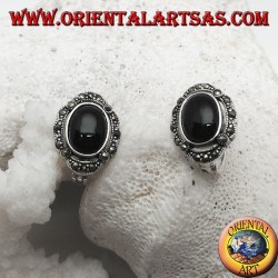 Boucles d'oreilles lobe en argent avec onyx ovale entouré de marcassite et fermeture à levier