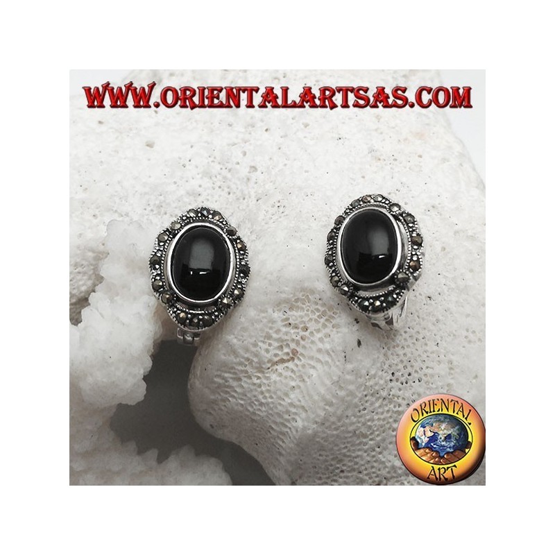 Orecchini in argento a lobo con onice ovale contornata da marcassite e chiusura a leva