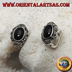 Silberne Ohrringe mit ovalem Onyx, umgeben von Markasit und Hebelverschluss