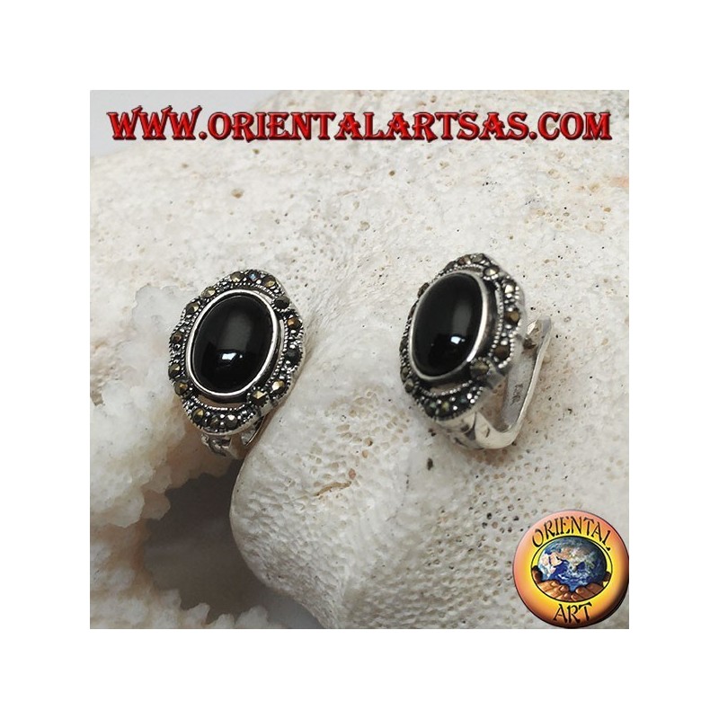 Pendientes lobulares de plata con ónice ovalado rodeados de marcasita y cierre de palanca.