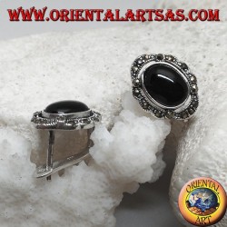 Silberne Ohrringe mit ovalem Onyx, umgeben von Markasit und Hebelverschluss