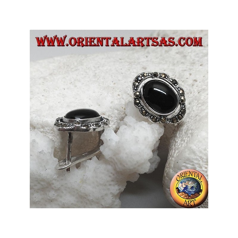Silberne Ohrringe mit ovalem Onyx, umgeben von Markasit und Hebelverschluss