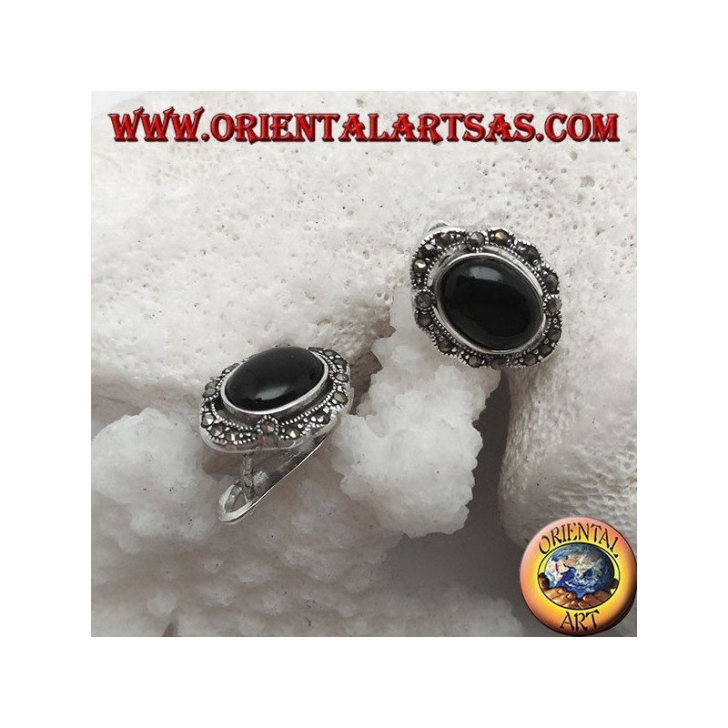 Silberne Ohrringe mit ovalem Onyx, umgeben von Markasit und Hebelverschluss