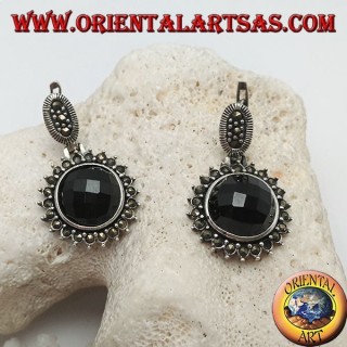Boucles d'oreilles en argent avec onyx rond facetté entouré de marcassite et fermeture à levier