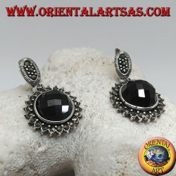 Silberne Ohrringe mit facettiertem rundem Onyx, umgeben von Markasit und Hebelverschluss