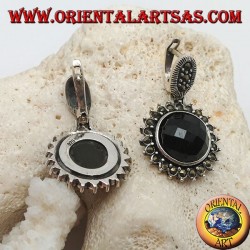 Boucles d'oreilles en argent avec onyx rond facetté entouré de marcassite et fermeture à levier