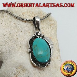Pendentif en argent avec grande turquoise ovale sur un cadre avec fleur et ruban