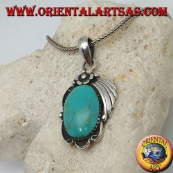 Pendentif en argent avec grande turquoise ovale sur un cadre avec fleur et ruban