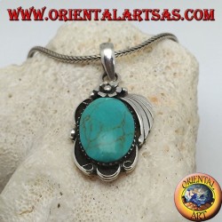 Pendentif en argent avec grande turquoise ovale sur un cadre avec fleur et ruban