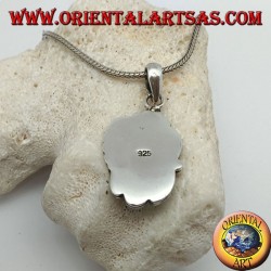 Colgante de plata con turquesa ovalada grande en un marco con flor y cinta