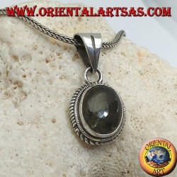 Colgante de plata con labradorita ovalada rodeada de entrelazados.