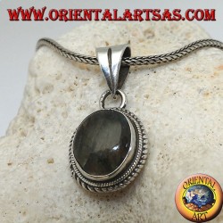 Colgante de plata con labradorita ovalada rodeada de entrelazados.