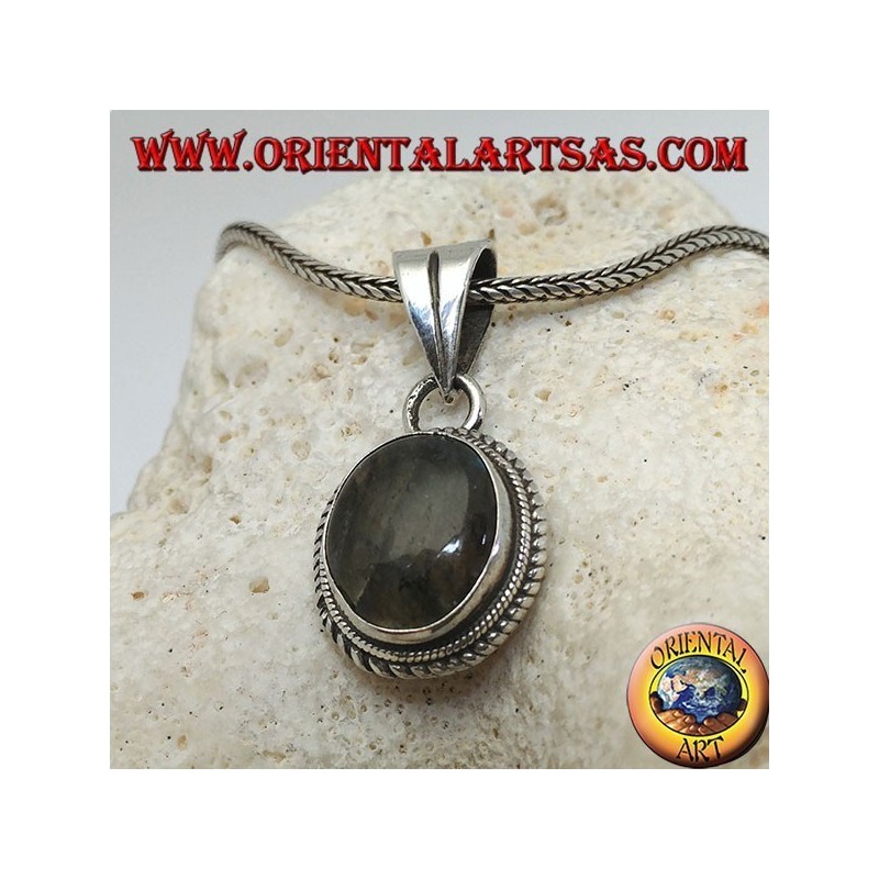 Colgante de plata con labradorita ovalada rodeada de entrelazados.