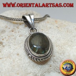 Colgante de plata con labradorita ovalada rodeada de entrelazados.