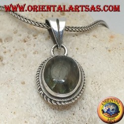 Colgante de plata con labradorita ovalada rodeada de entrelazados.