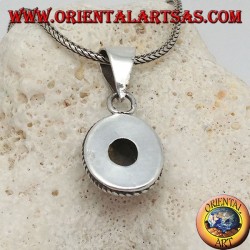 Colgante de plata con labradorita ovalada rodeada de entrelazados.