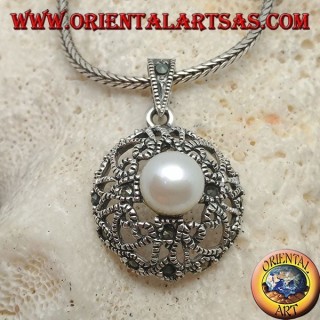 Pendentif en argent avec perle sur un disque arrondi avec coeurs ajourés et décoration en marcassite