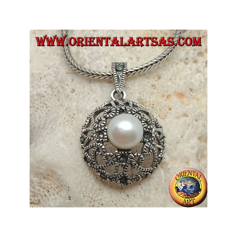 Colgante de plata con perla en un disco redondeado con corazones calados y decoración de marcasita