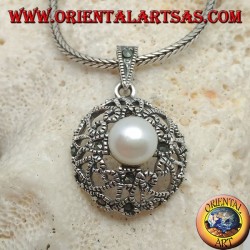 Pendentif en argent avec perle sur un disque arrondi avec coeurs ajourés et décoration en marcassite